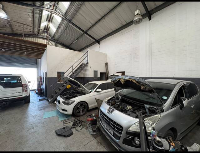 222M² WAREHOUSE TO LET IN GEORGE PARK